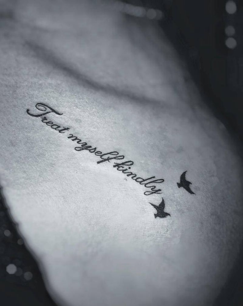 英文纹身图片_肩部胸部花体字小鸟锁骨英文纹身图案