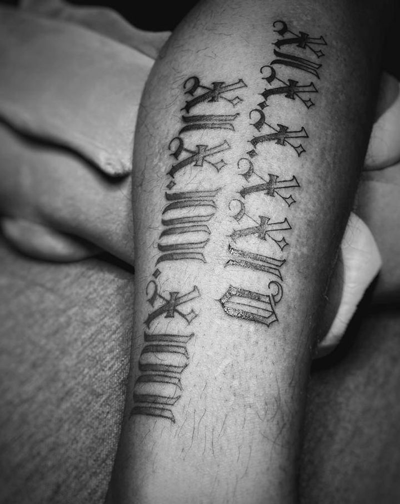 罗马数字纹身图片_腿部手部点刺花体字罗马数字黑灰腿纹身图案