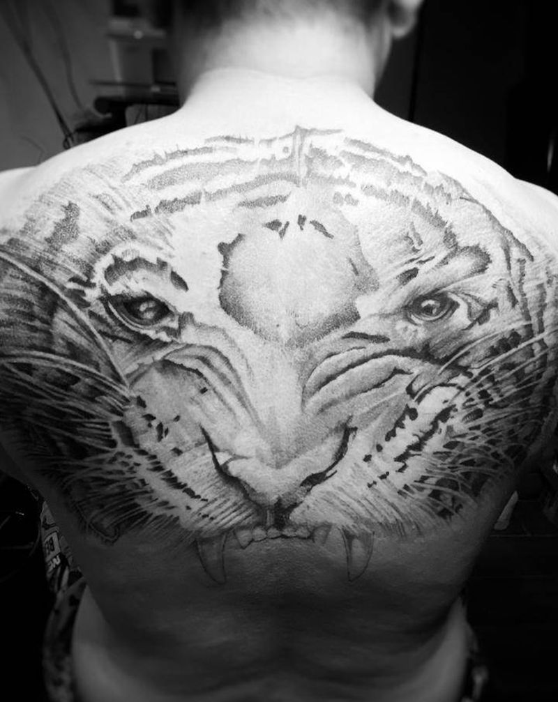 老虎纹身图片_背部胸部New School点刺老虎点刺满背纹身图案