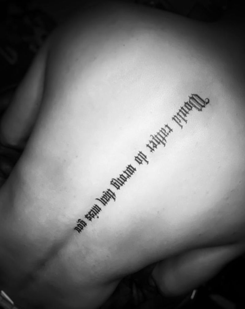 哥特纹身图片_手部背部花体字哥特英文脊椎纹身图案