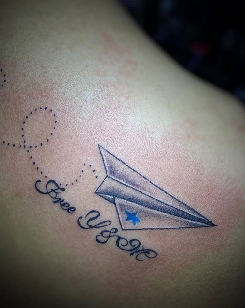 纸飞机纹身图片_肩部手臂点刺几何纸飞机英文小清新纹身图案