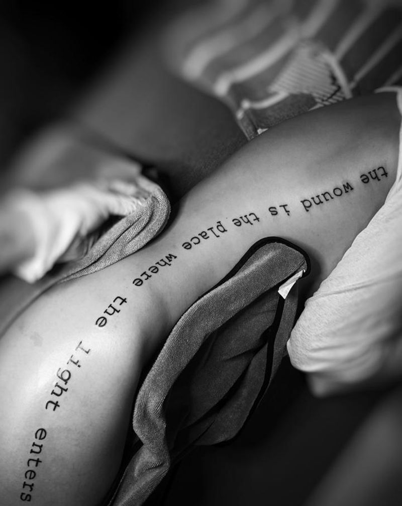 英文纹身图片_腰部腿部花体字侧身英文大腿纹身图案