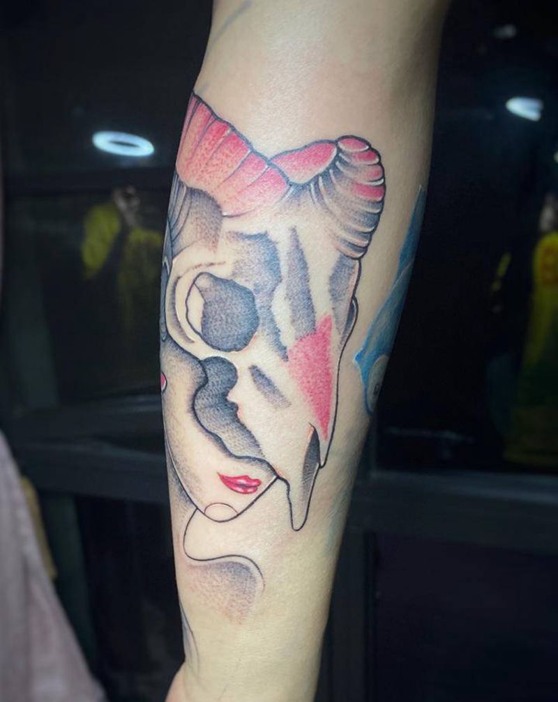 摩羯座纹身图片_手臂腿部点刺New School摩羯座大腿点刺纹身图案