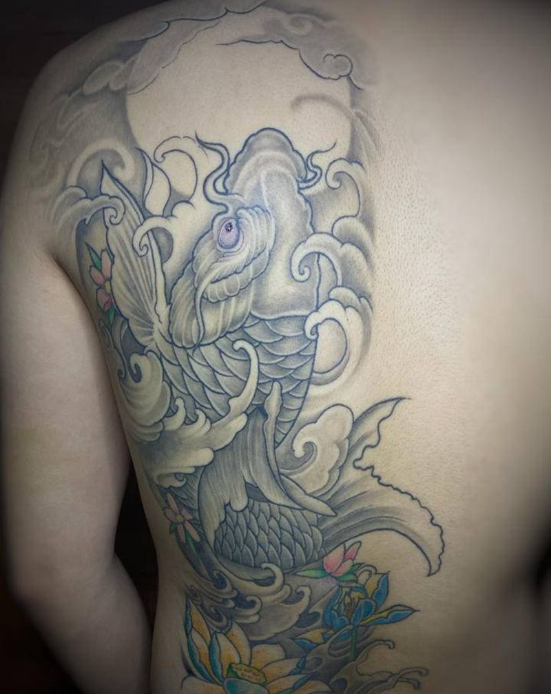 鲤鱼纹身图片_背部肩部老传统半背鲤鱼纹身图案