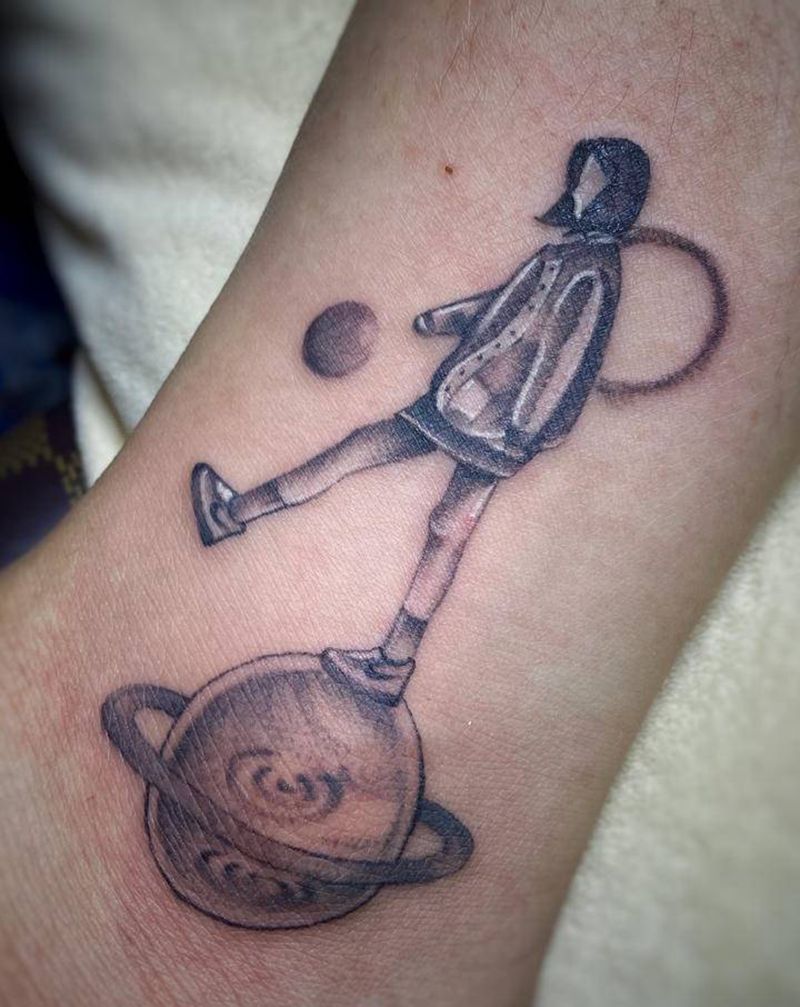 做自己的女王纹身图片_手臂脚部New School几何星球女孩小清新纹身图案