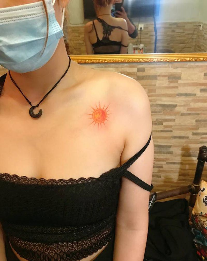 太阳，月亮纹身图片_肩部老传统纹身图案