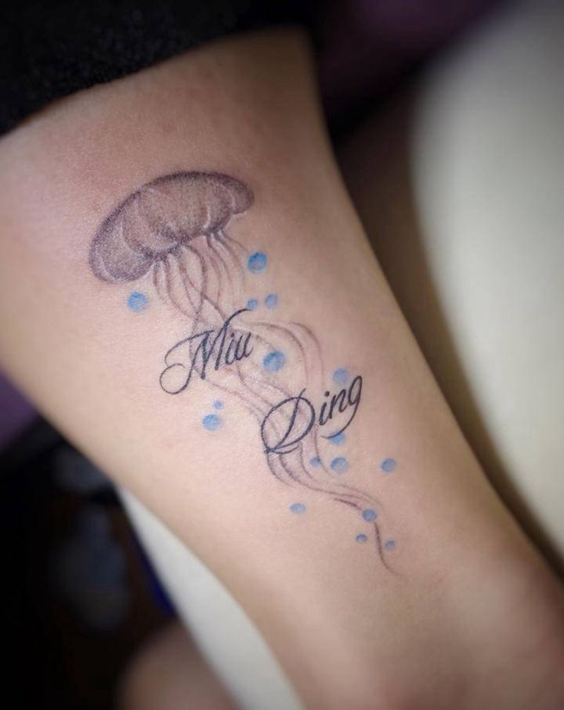 水母纹身图片_手臂腿部水彩点刺水母英文泡泡纹身图案