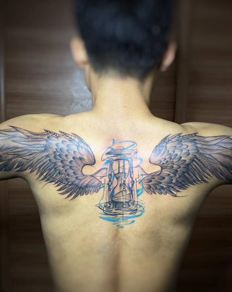 沙漏翅膀纹身图片_手臂背部水彩点刺沙漏翅膀纹身图案