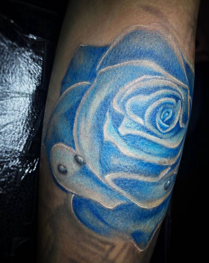 蓝色妖姬纹身图片_手臂欧美写实水彩蓝色妖姬玫瑰纹身图案