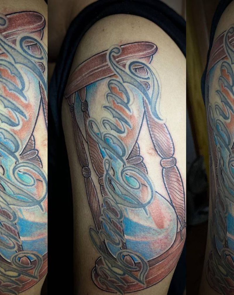 沙漏纹身图片_手臂脚部New School水彩沙漏花体字拼接纹身图案