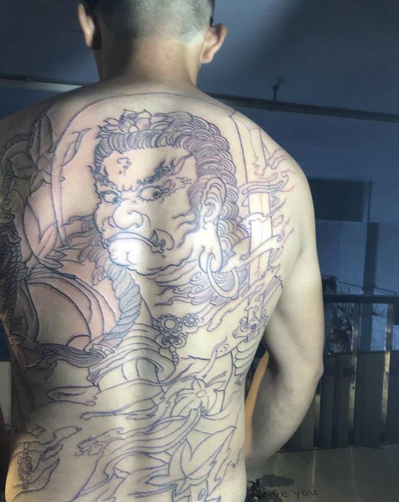 线条纹身图片_背部纹身图案