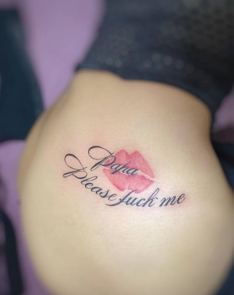 用心感受一下纹身图片_臀部花体字口红嘴唇性感纹身图案