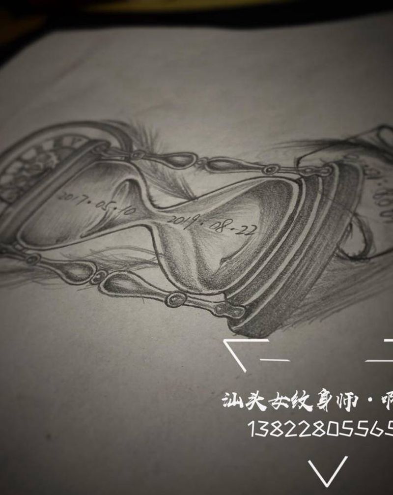 原创沙漏纹身图片_手臂脚部New School点刺原创沙漏羽毛纹身图案