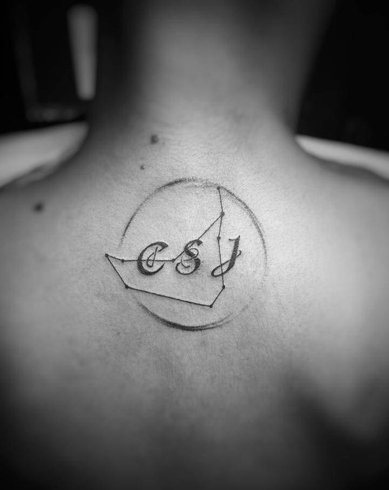 摩羯座纹身图片_背部几何花体字摩羯座几何英文纹身图案