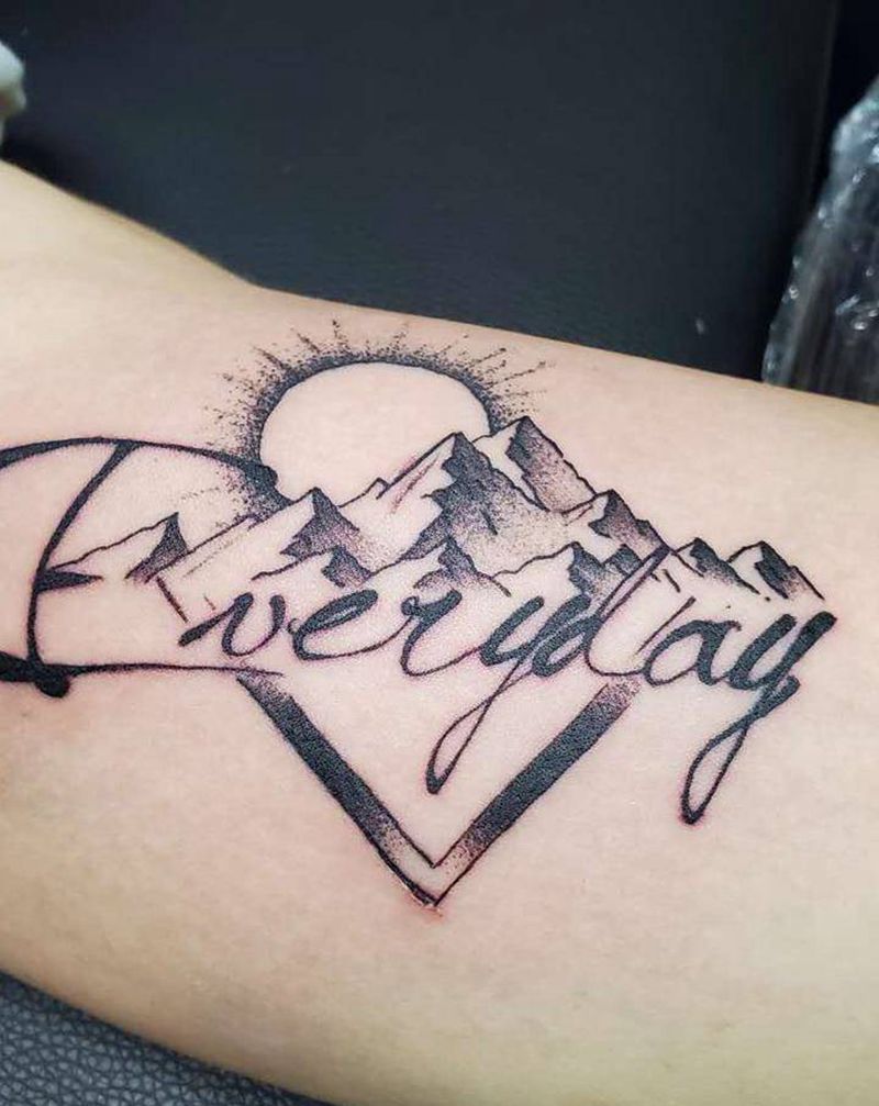 山峰 ➕小英文纹身图片_手臂几何点刺山太阳英文纹身图案