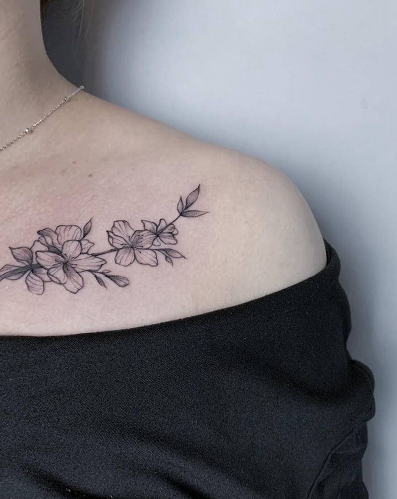 小素花纹身图片_肩部纹身图案