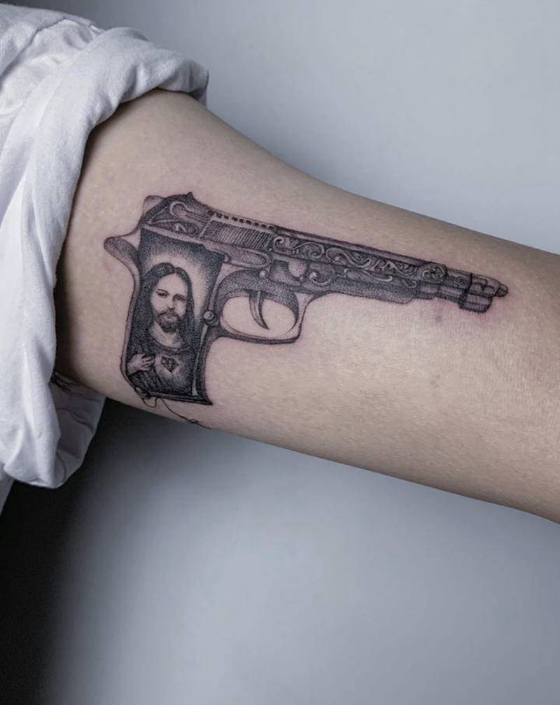 手枪纹身图片_手臂纹身图案