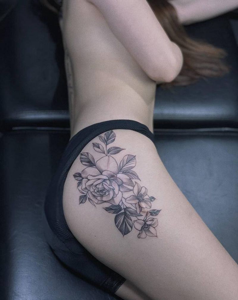 素花盖疤纹身图片_臀部纹身图案