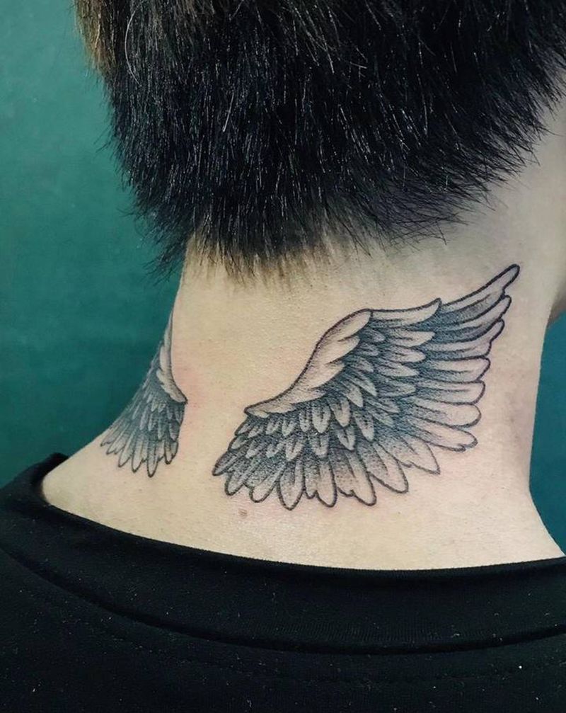 翅膀纹身图片_颈部纹身图案