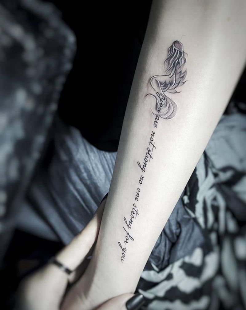 美人鱼纹身图片_手臂腿部花体字点刺英文美人鱼纹身图案