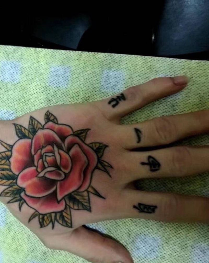 玫瑰纹身图片_手背玫瑰花纹身图案