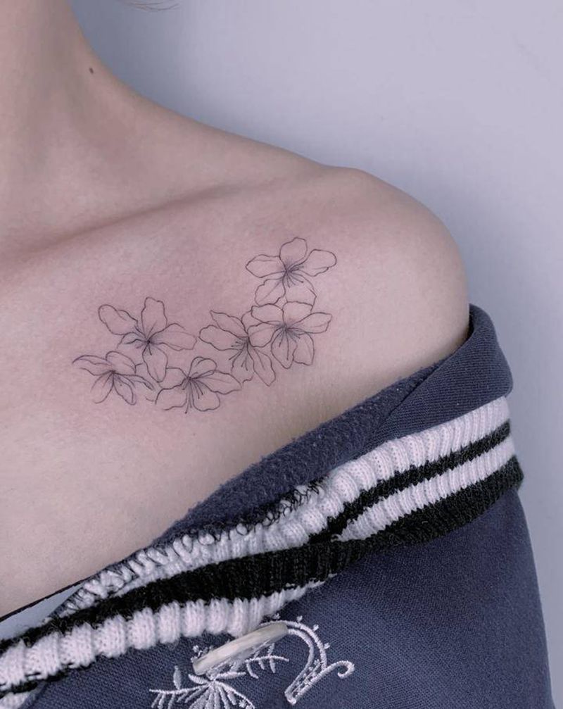 锁骨小花纹身图片_肩部纹身图案