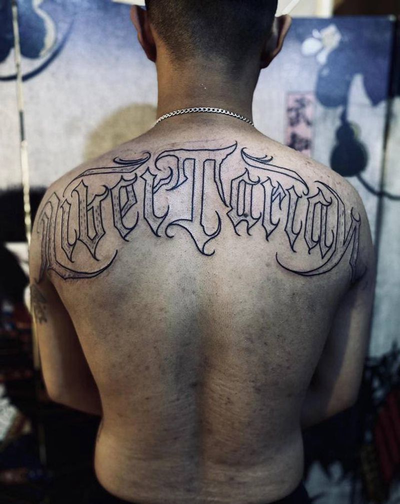 花体字未完纹身图片_背部纹身图案