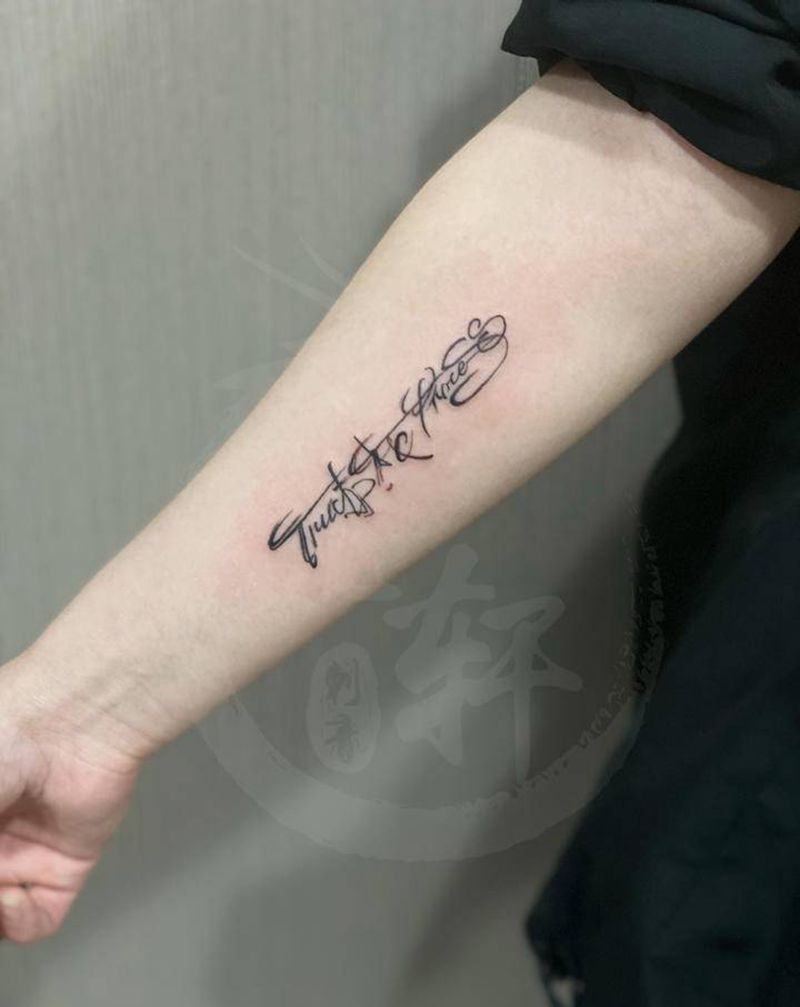 英文：相信过程纹身图片_手臂花体字纹身图案