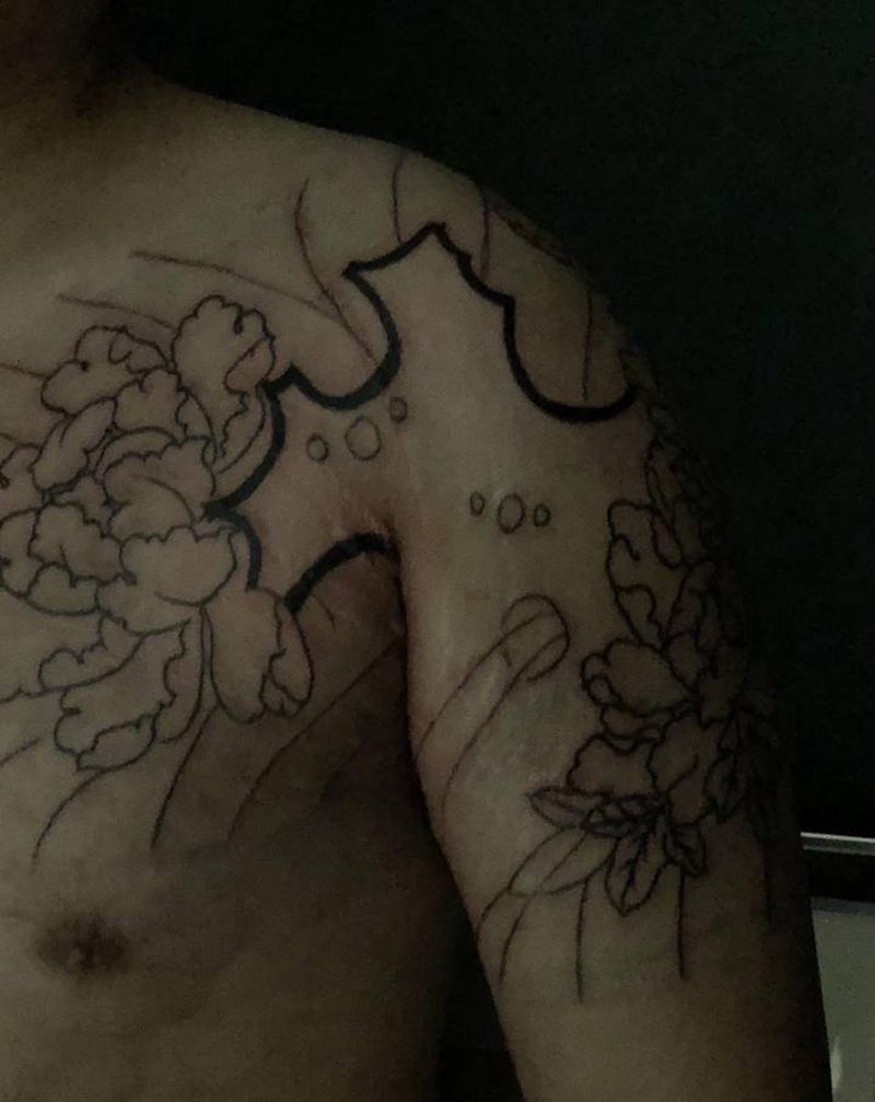 半甲纹身图片_胸部手臂老传统纹身图案