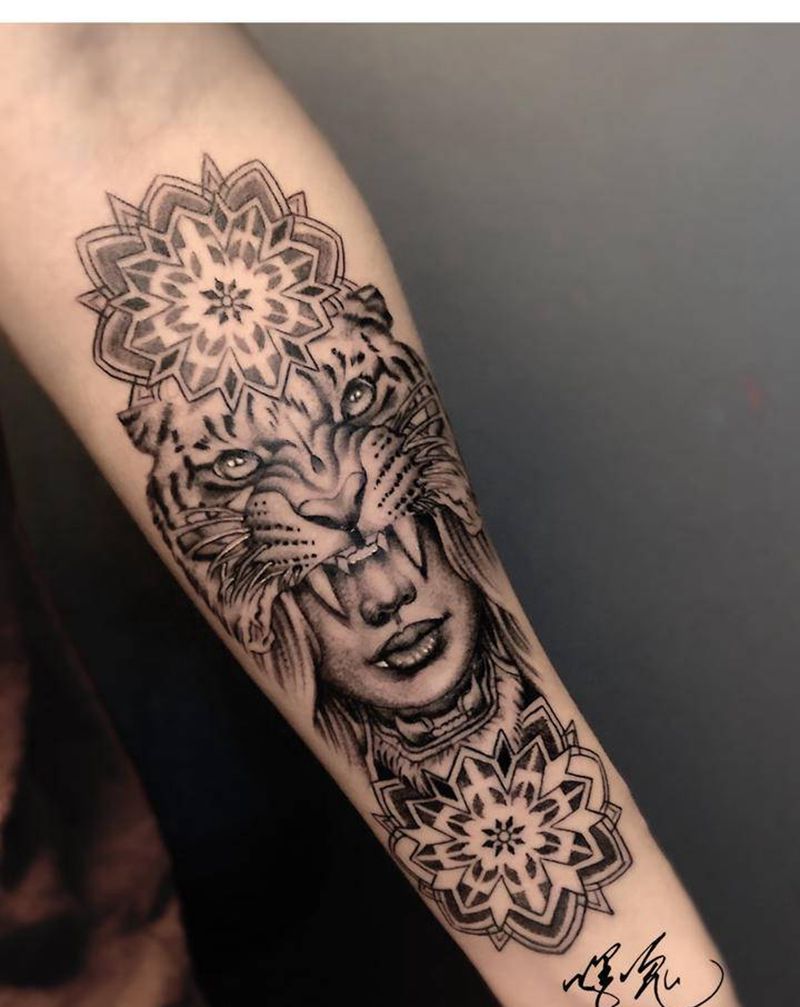 老虎纹身图片_手部欧美写实老虎女人脸梵花纹身图案