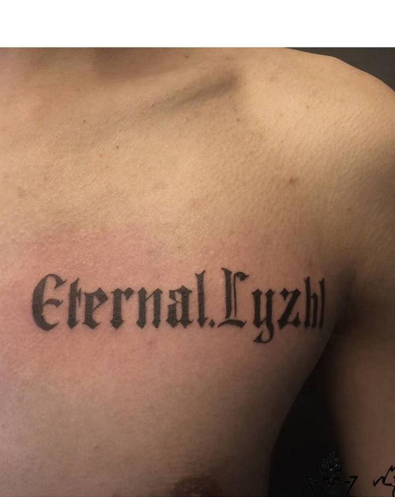 花体纹身图片_胸部花体字英文纹身图案