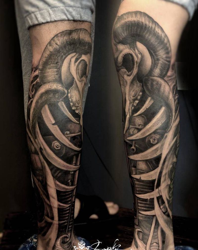 骨与机械的碰撞纹身图片_腿部欧美写实纹身图案
