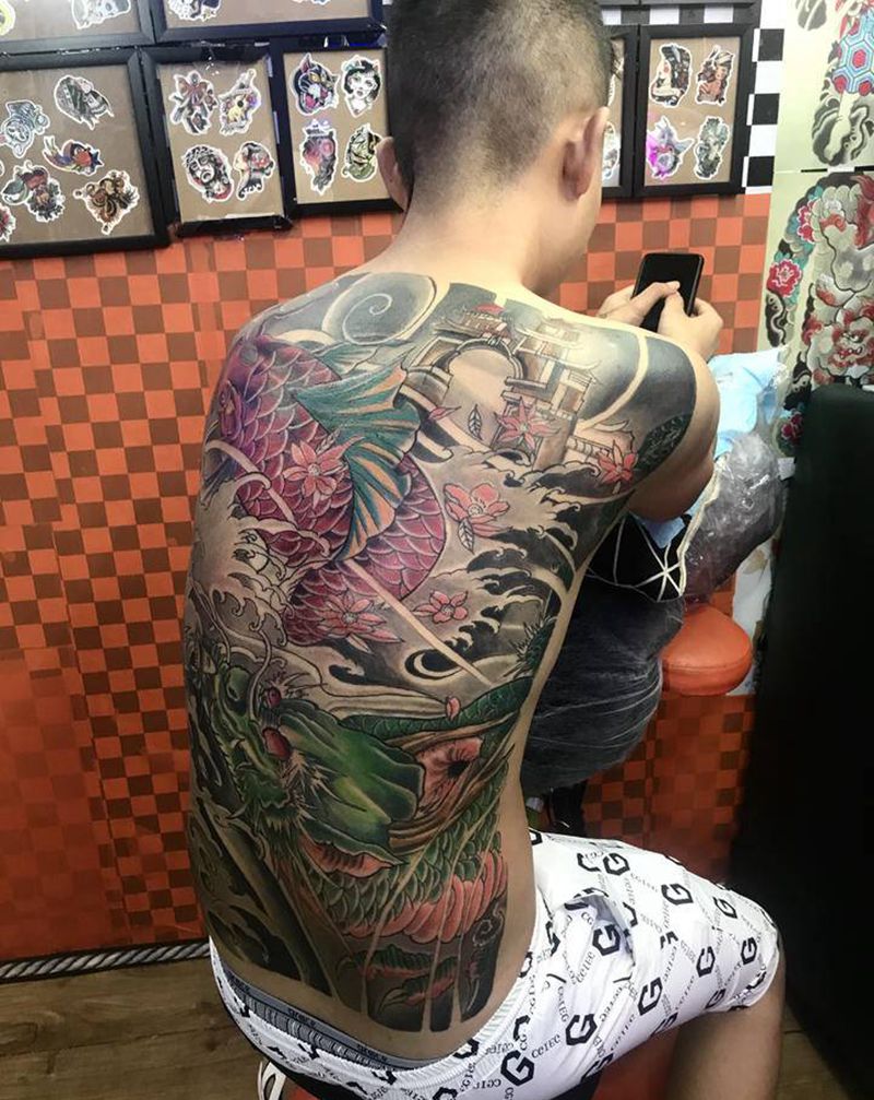 原相机没有P完成90％待续纹身图片_背部纹身图案