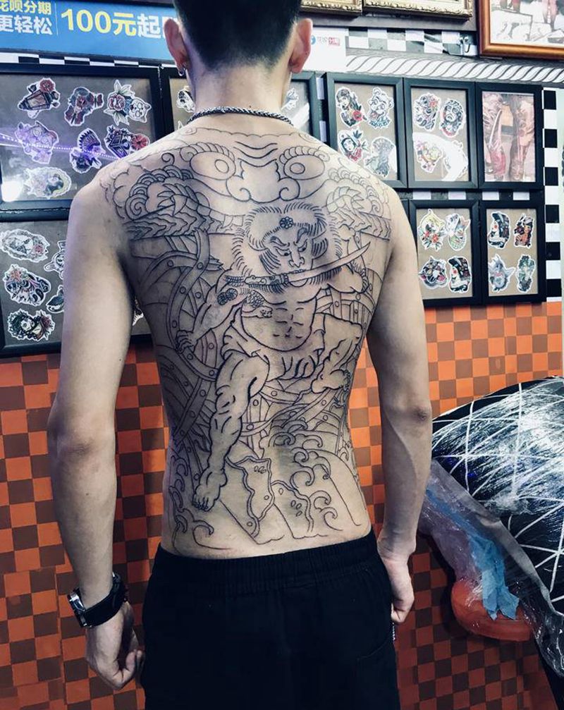 满背顺哥线条纹身图片_背部纹身图案