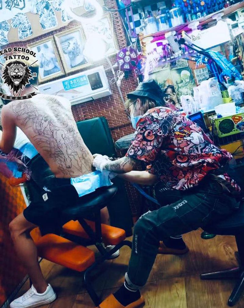 开弹作法纹身图片_背部纹身图案