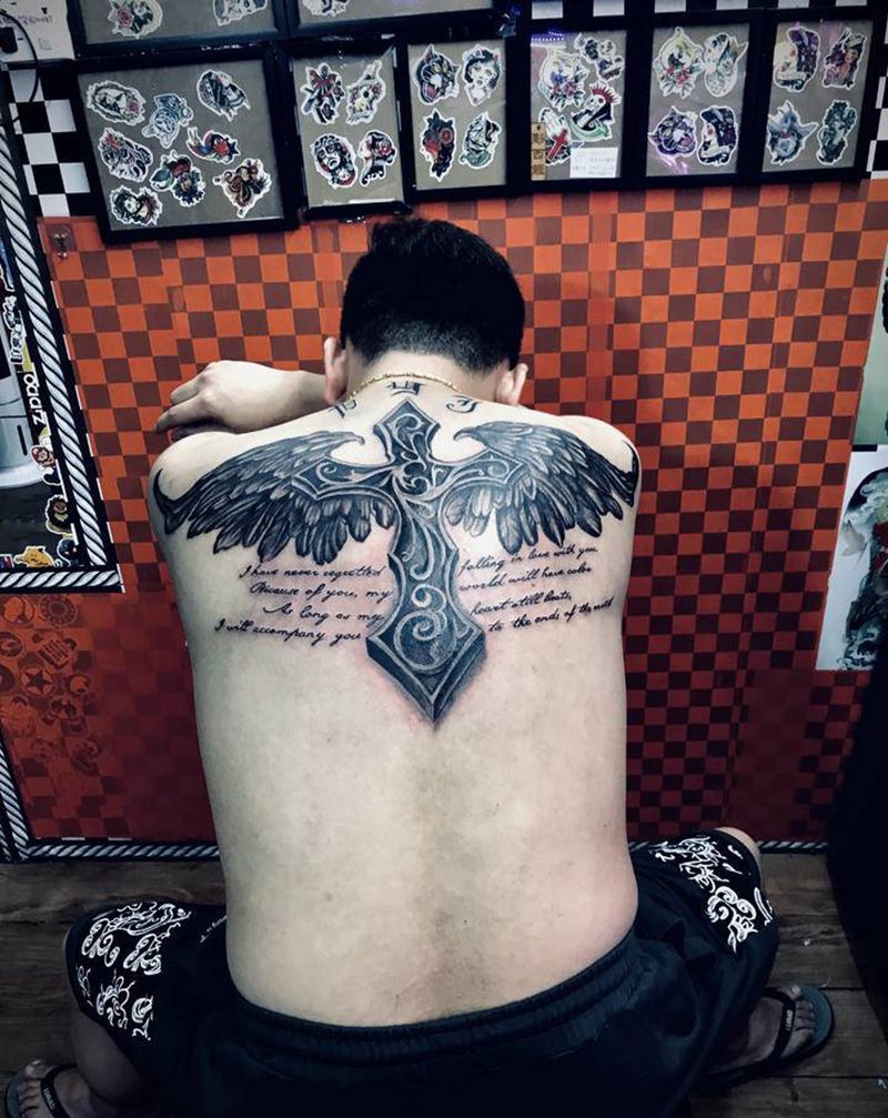 后背翅膀纹身图片_背部纹身图案