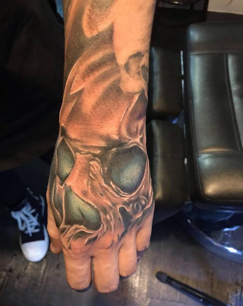 手背骷髅纹身图片_手部欧美写实纹身图案