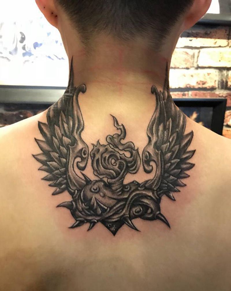 翅膀纹身图片_颈部欧美写实纹身图案
