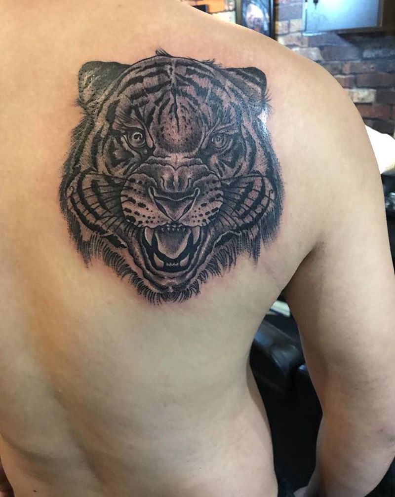 虎头纹身图片_背部欧美写实纹身图案