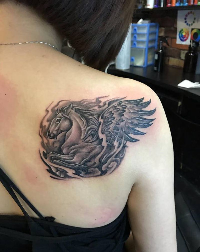 天马纹身图片_背部欧美写实纹身图案