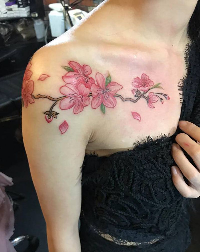 花纹身图片_胸部New School纹身图案