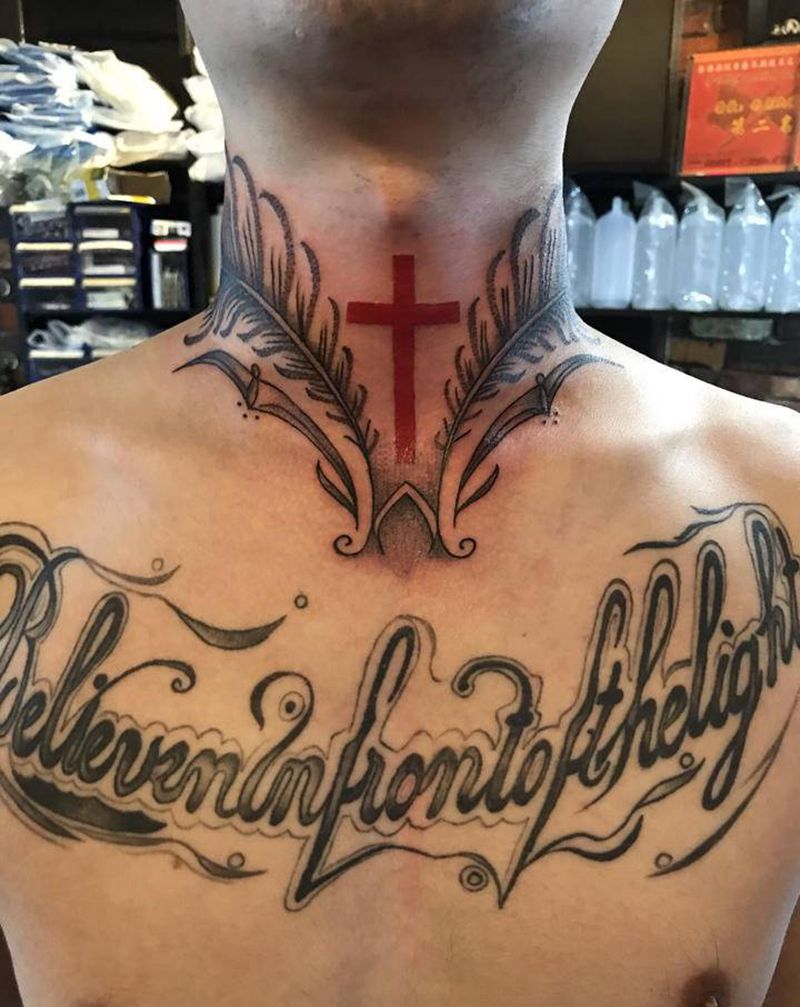 花体纹身图片_颈部胸部花体字纹身图案