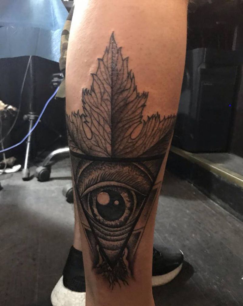 上帝之眼纹身图片_腿部点刺纹身图案