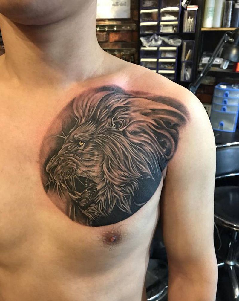 狮子纹身图片_胸部欧美写实纹身图案