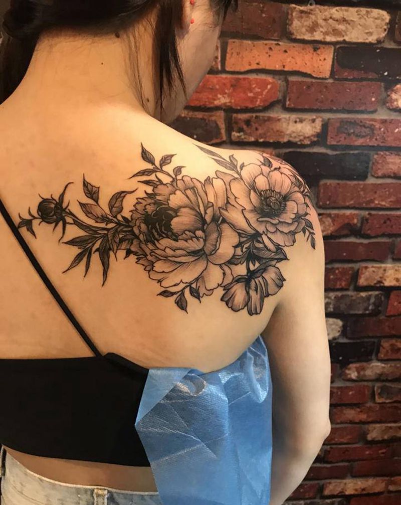 素花纹身图片_肩部背部欧美写实纹身图案