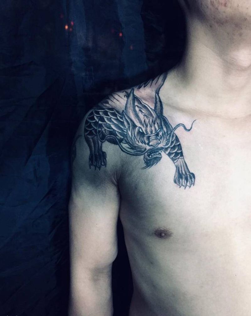 顾客在外国做的线条来打雾纹身图片_胸部肩部纹身图案