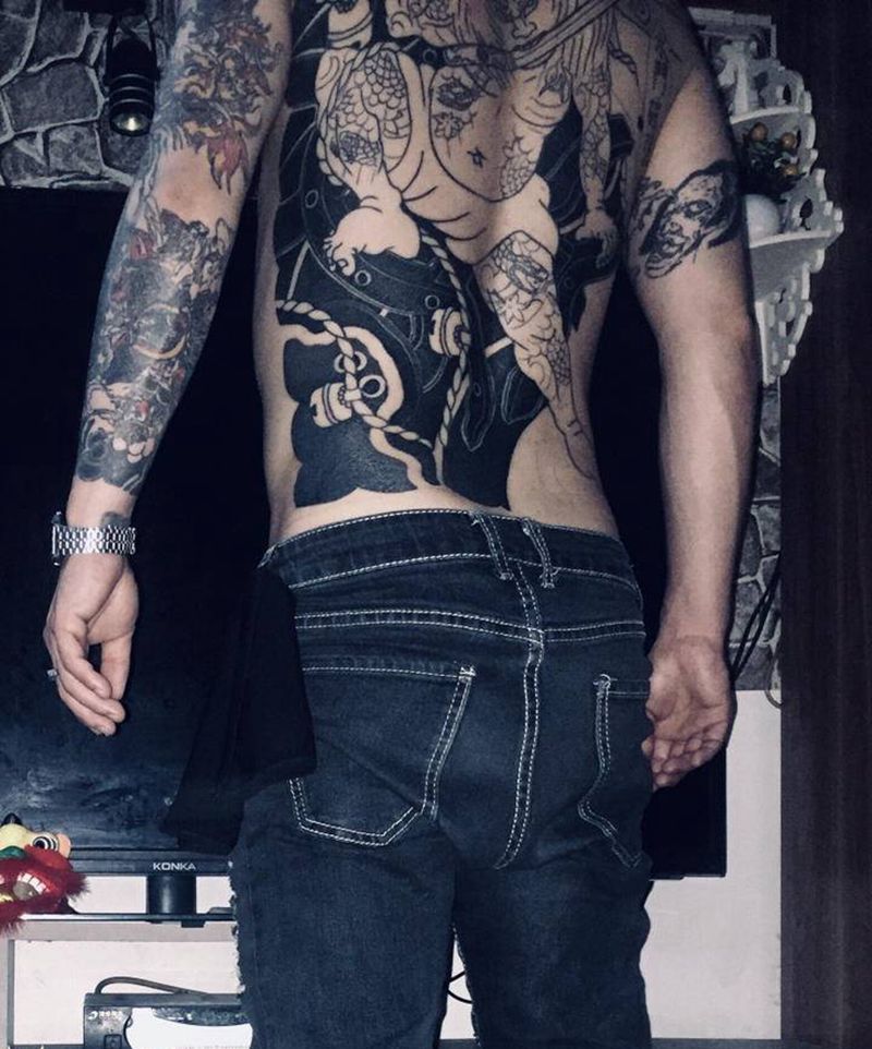 最近确实胖了不小纹身图片_背部纹身图案