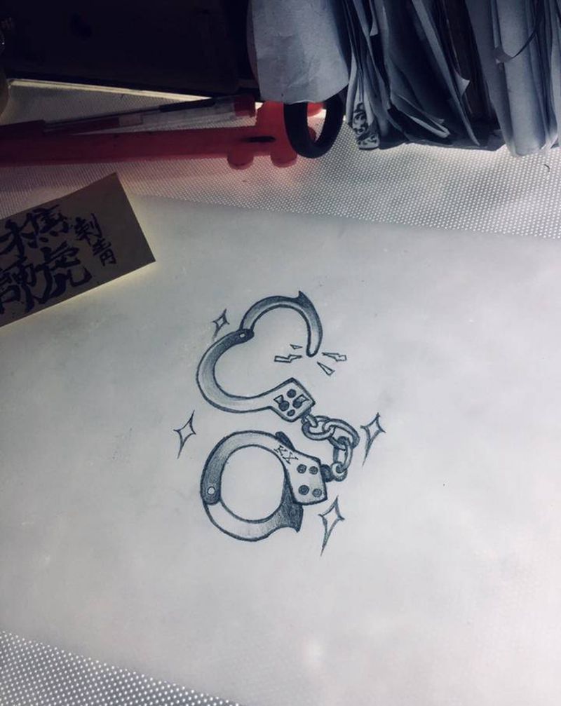 手铐纹身图片_手臂纹身图案