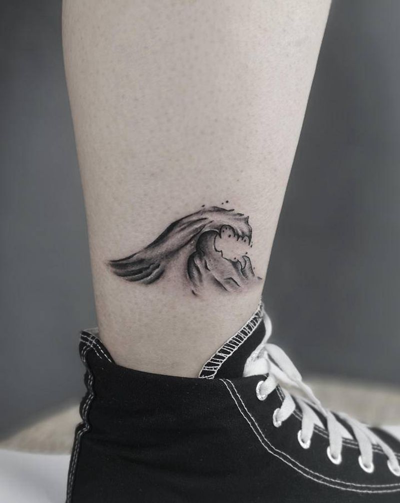 小浪花纹身图片_腿部欧美写实纹身图案