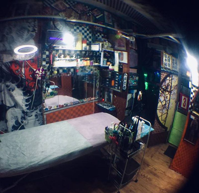 上钟纹身图片_腿部纹身图案